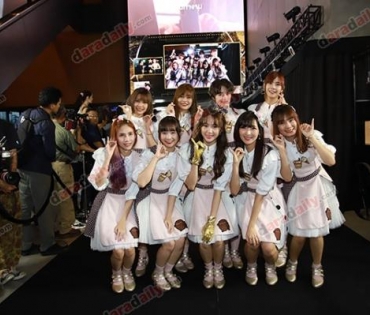 เหล่าดาราตบเท้าเดิน Black carpet งานประกาศรางวัล VibeWire Awards ครั้งที่ 8