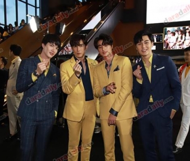 เหล่าดาราตบเท้าเดิน Black carpet งานประกาศรางวัล VibeWire Awards ครั้งที่ 8