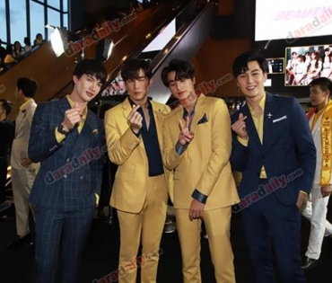 เหล่าดาราตบเท้าเดิน Black carpet งานประกาศรางวัล VibeWire Awards ครั้งที่ 8