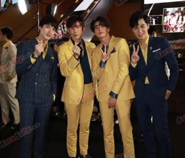 เหล่าดาราตบเท้าเดิน Black carpet งานประกาศรางวัล VibeWire Awards ครั้งที่ 8