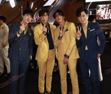 เหล่าดาราตบเท้าเดิน Black carpet งานประกาศรางวัล VibeWire Awards ครั้งที่ 8