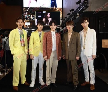 เหล่าดาราตบเท้าเดิน Black carpet งานประกาศรางวัล VibeWire Awards ครั้งที่ 8