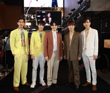 เหล่าดาราตบเท้าเดิน Black carpet งานประกาศรางวัล VibeWire Awards ครั้งที่ 8
