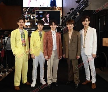 เหล่าดาราตบเท้าเดิน Black carpet งานประกาศรางวัล VibeWire Awards ครั้งที่ 8