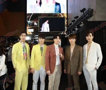 เหล่าดาราตบเท้าเดิน Black carpet งานประกาศรางวัล VibeWire Awards ครั้งที่ 8