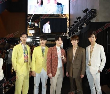 เหล่าดาราตบเท้าเดิน Black carpet งานประกาศรางวัล VibeWire Awards ครั้งที่ 8