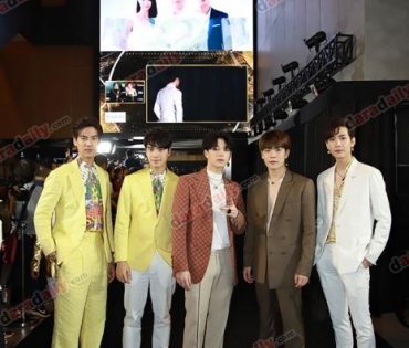 เหล่าดาราตบเท้าเดิน Black carpet งานประกาศรางวัล VibeWire Awards ครั้งที่ 8