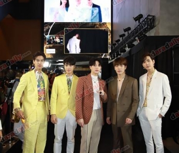 เหล่าดาราตบเท้าเดิน Black carpet งานประกาศรางวัล VibeWire Awards ครั้งที่ 8