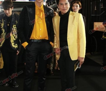 เหล่าดาราตบเท้าเดิน Black carpet งานประกาศรางวัล VibeWire Awards ครั้งที่ 8