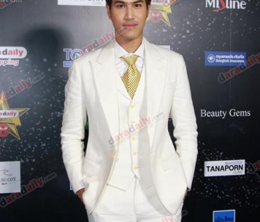 เหล่าดาราตบเท้าเดิน Black carpet งานประกาศรางวัล VibeWire Awards ครั้งที่ 8