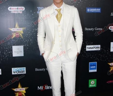 เหล่าดาราตบเท้าเดิน Black carpet งานประกาศรางวัล VibeWire Awards ครั้งที่ 8