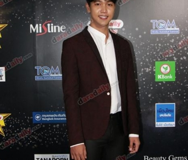 เหล่าดาราตบเท้าเดิน Black carpet งานประกาศรางวัล VibeWire Awards ครั้งที่ 8
