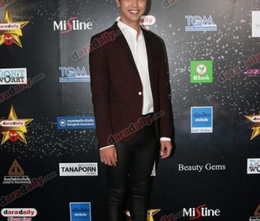 เหล่าดาราตบเท้าเดิน Black carpet งานประกาศรางวัล VibeWire Awards ครั้งที่ 8