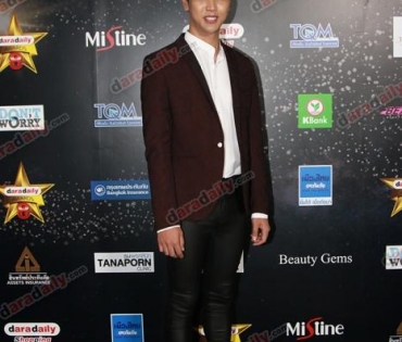 เหล่าดาราตบเท้าเดิน Black carpet งานประกาศรางวัล VibeWire Awards ครั้งที่ 8