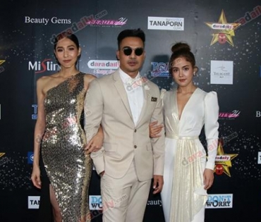 เหล่าดาราตบเท้าเดิน Black carpet งานประกาศรางวัล VibeWire Awards ครั้งที่ 8