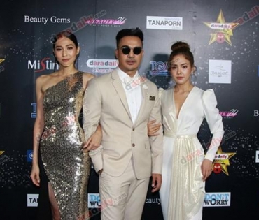 เหล่าดาราตบเท้าเดิน Black carpet งานประกาศรางวัล VibeWire Awards ครั้งที่ 8