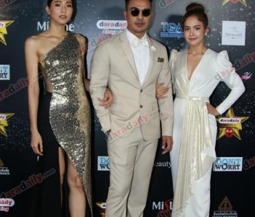 เหล่าดาราตบเท้าเดิน Black carpet งานประกาศรางวัล VibeWire Awards ครั้งที่ 8