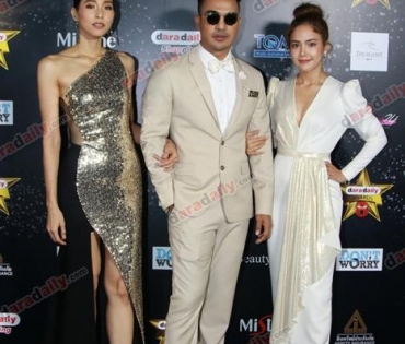 เหล่าดาราตบเท้าเดิน Black carpet งานประกาศรางวัล VibeWire Awards ครั้งที่ 8