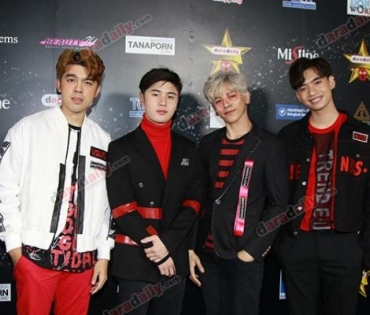 เหล่าดาราตบเท้าเดิน Black carpet งานประกาศรางวัล VibeWire Awards ครั้งที่ 8
