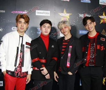 เหล่าดาราตบเท้าเดิน Black carpet งานประกาศรางวัล VibeWire Awards ครั้งที่ 8