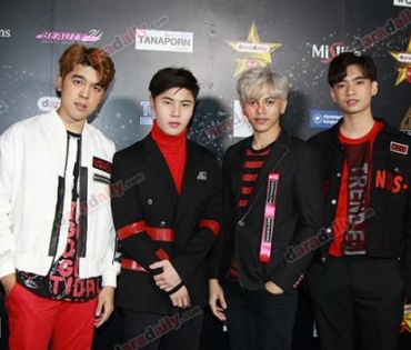 เหล่าดาราตบเท้าเดิน Black carpet งานประกาศรางวัล VibeWire Awards ครั้งที่ 8