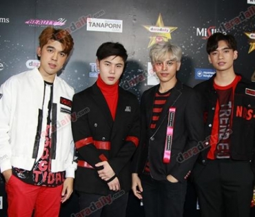 เหล่าดาราตบเท้าเดิน Black carpet งานประกาศรางวัล VibeWire Awards ครั้งที่ 8
