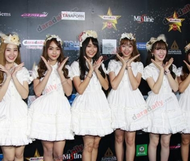 เหล่าดาราตบเท้าเดิน Black carpet งานประกาศรางวัล VibeWire Awards ครั้งที่ 8