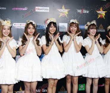 เหล่าดาราตบเท้าเดิน Black carpet งานประกาศรางวัล VibeWire Awards ครั้งที่ 8
