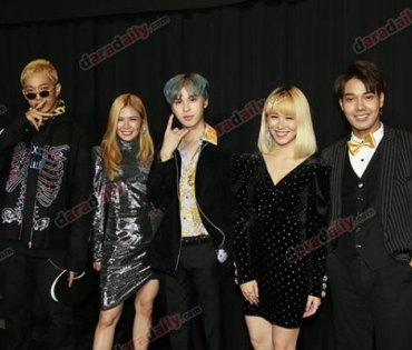 เหล่าดาราตบเท้าเดิน Black carpet งานประกาศรางวัล VibeWire Awards ครั้งที่ 8