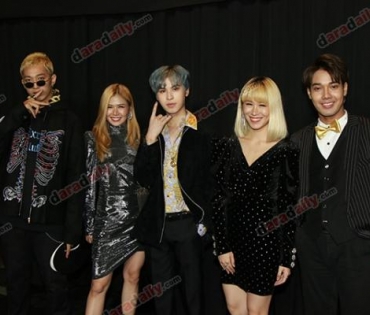เหล่าดาราตบเท้าเดิน Black carpet งานประกาศรางวัล VibeWire Awards ครั้งที่ 8