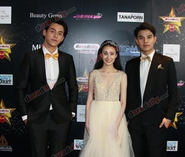 เหล่าดาราตบเท้าเดิน Black carpet งานประกาศรางวัล VibeWire Awards ครั้งที่ 8