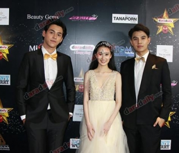 เหล่าดาราตบเท้าเดิน Black carpet งานประกาศรางวัล VibeWire Awards ครั้งที่ 8