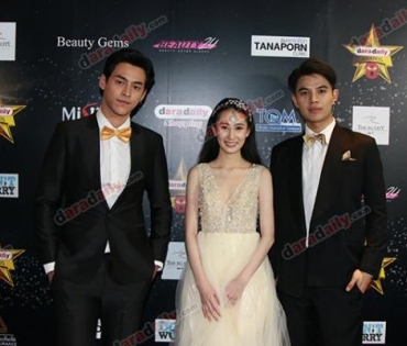 เหล่าดาราตบเท้าเดิน Black carpet งานประกาศรางวัล VibeWire Awards ครั้งที่ 8