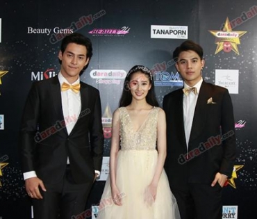 เหล่าดาราตบเท้าเดิน Black carpet งานประกาศรางวัล VibeWire Awards ครั้งที่ 8