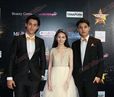 เหล่าดาราตบเท้าเดิน Black carpet งานประกาศรางวัล VibeWire Awards ครั้งที่ 8