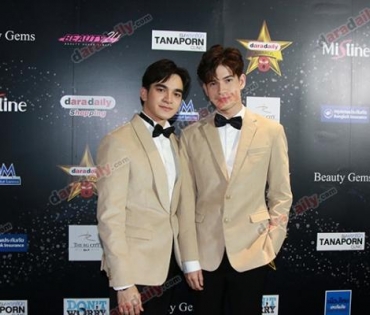 เหล่าดาราตบเท้าเดิน Black carpet งานประกาศรางวัล VibeWire Awards ครั้งที่ 8