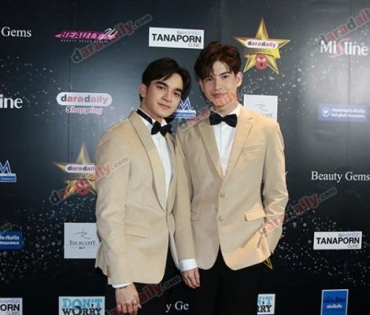 เหล่าดาราตบเท้าเดิน Black carpet งานประกาศรางวัล VibeWire Awards ครั้งที่ 8