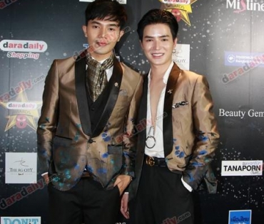 เหล่าดาราตบเท้าเดิน Black carpet งานประกาศรางวัล VibeWire Awards ครั้งที่ 8