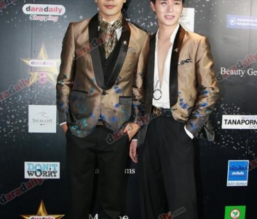 เหล่าดาราตบเท้าเดิน Black carpet งานประกาศรางวัล VibeWire Awards ครั้งที่ 8