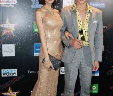 เหล่าดาราตบเท้าเดิน Black carpet งานประกาศรางวัล VibeWire Awards ครั้งที่ 8