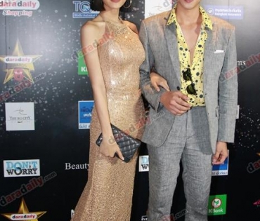 เหล่าดาราตบเท้าเดิน Black carpet งานประกาศรางวัล VibeWire Awards ครั้งที่ 8