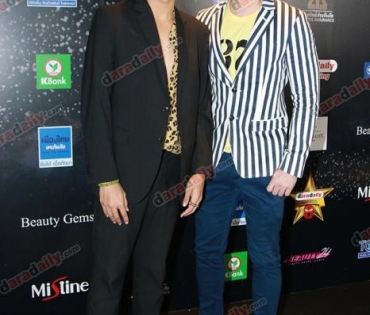 เหล่าดาราตบเท้าเดิน Black carpet งานประกาศรางวัล VibeWire Awards ครั้งที่ 8