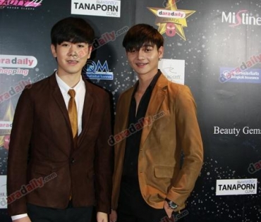 เหล่าดาราตบเท้าเดิน Black carpet งานประกาศรางวัล VibeWire Awards ครั้งที่ 8