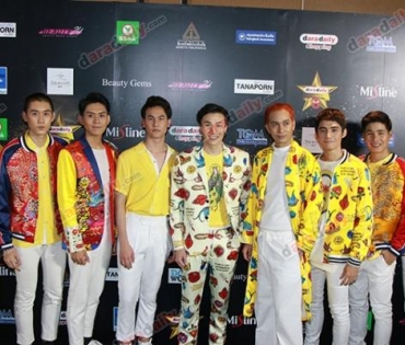 เหล่าดาราตบเท้าเดิน Black carpet งานประกาศรางวัล VibeWire Awards ครั้งที่ 8