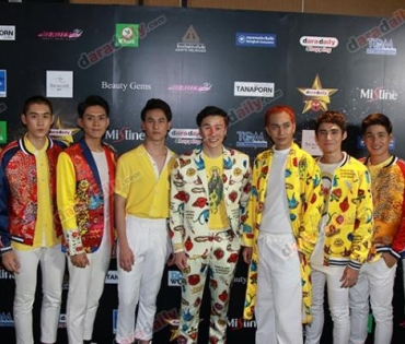 เหล่าดาราตบเท้าเดิน Black carpet งานประกาศรางวัล VibeWire Awards ครั้งที่ 8