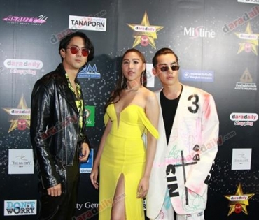 เหล่าดาราตบเท้าเดิน Black carpet งานประกาศรางวัล VibeWire Awards ครั้งที่ 8