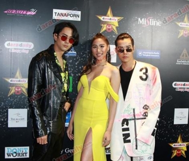 เหล่าดาราตบเท้าเดิน Black carpet งานประกาศรางวัล VibeWire Awards ครั้งที่ 8