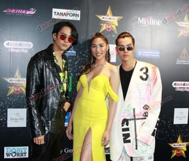 เหล่าดาราตบเท้าเดิน Black carpet งานประกาศรางวัล VibeWire Awards ครั้งที่ 8