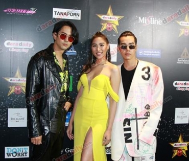 เหล่าดาราตบเท้าเดิน Black carpet งานประกาศรางวัล VibeWire Awards ครั้งที่ 8