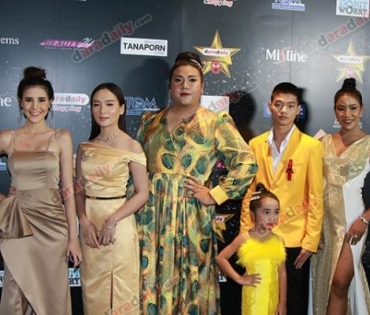 เหล่าดาราตบเท้าเดิน Black carpet งานประกาศรางวัล VibeWire Awards ครั้งที่ 8
